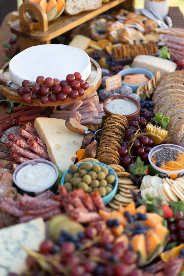 Käseplatte dekorieren – Tipps für eine perfekte Vorspeise käse picknick romantik