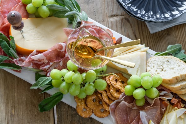 Käseplatte dekorieren – Tipps für eine perfekte Vorspeise käse platte italienisch