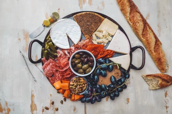 Käseplatte dekorieren – Tipps für eine perfekte Vorspeise käse präsentation ideen