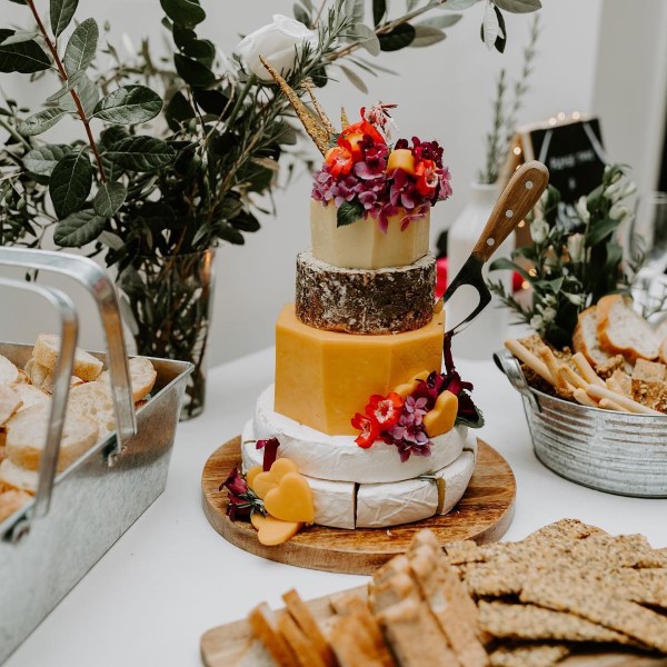 Käseplatte dekorieren – Tipps für eine perfekte Vorspeise käse torte ideen hochzeit