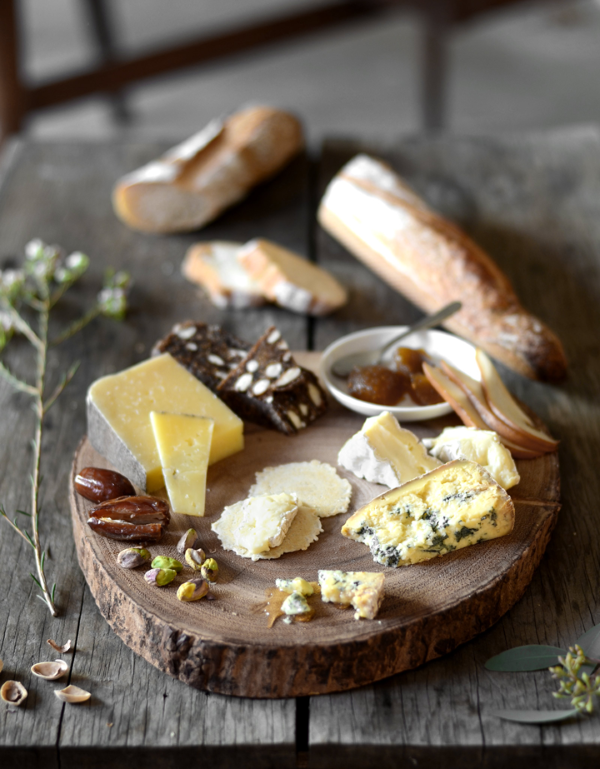 Käseplatte dekorieren – Tipps für eine perfekte Vorspeise käsebrett ideen lecker köstlich