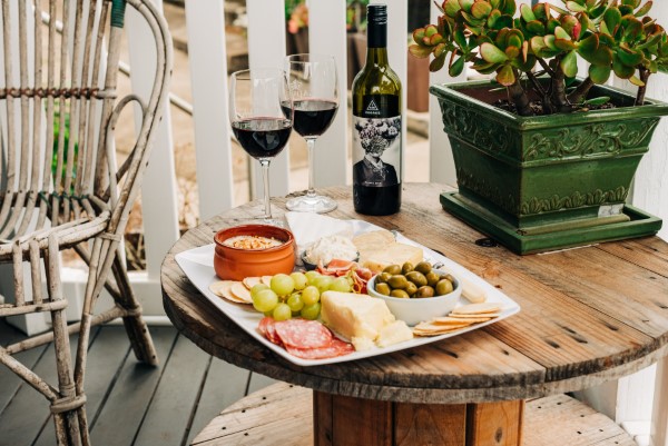 Käseplatte dekorieren – Tipps für eine perfekte Vorspeise picknick terrasse balkon