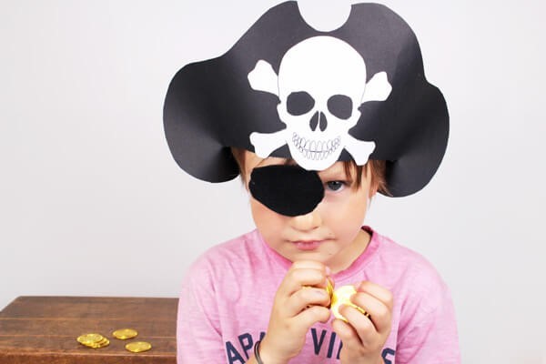 Piratenhut basteln mit Kindern – coole Ideen für Ihre nächste Kostümparty kind piratin diy