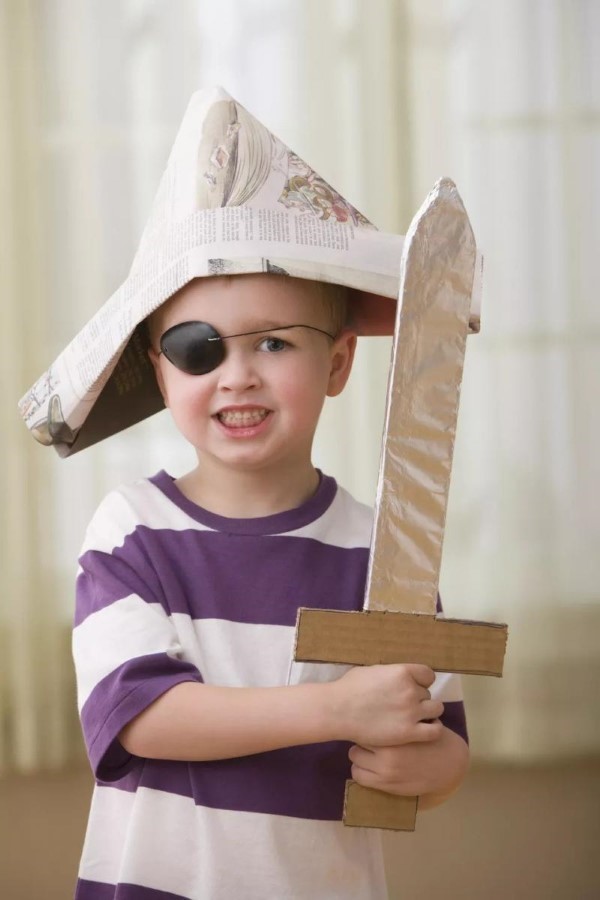 Piratenhut basteln mit Kindern – coole Ideen für Ihre nächste Kostümparty papier hut piraten kostüm