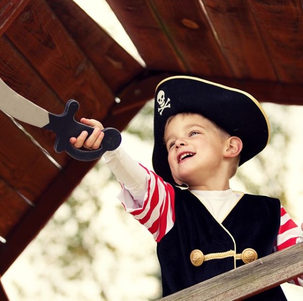 Piratenhut basteln mit Kindern – coole Ideen für Ihre nächste Kostümparty pirat kind spiel ideen