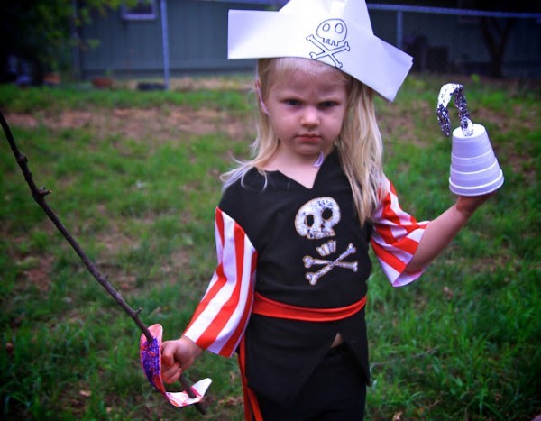 Piratenhut basteln mit Kindern – coole Ideen für Ihre nächste Kostümparty piraten kostüm idee kind