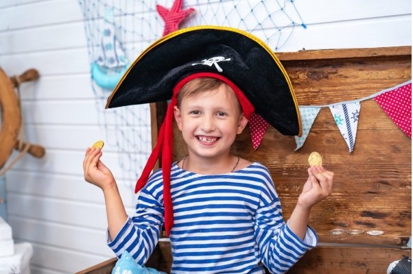 Piratenhut basteln mit Kindern – coole Ideen für Ihre nächste Kostümparty schoko münzen party ideen