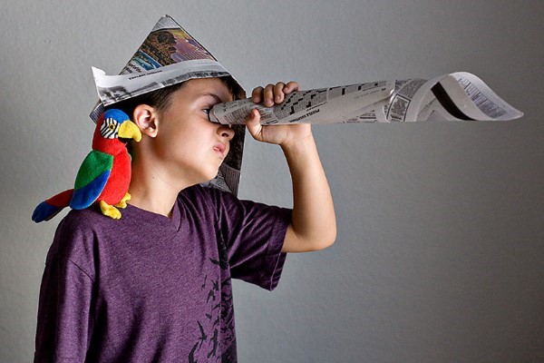 Piratenhut basteln mit Kindern – coole Ideen für Ihre nächste Kostümparty zeitungspapier diy kostüm idee