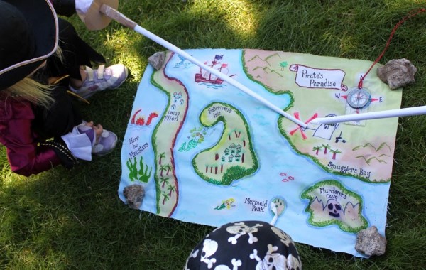 Schatzkarte basteln – kreative Ideen für Ihre nächste Piratenparty karte groß kinder party