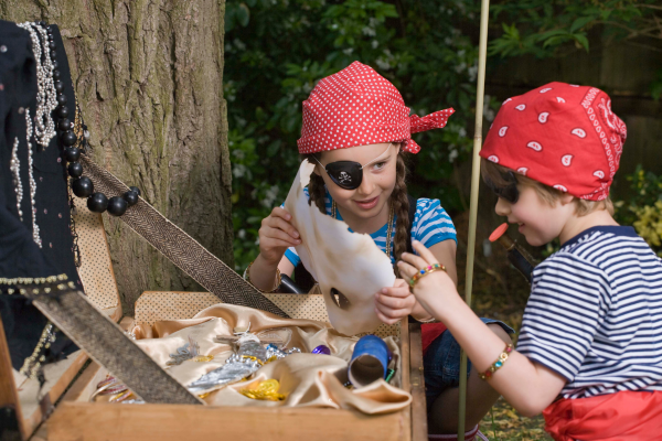 Schatzkarte basteln – kreative Ideen für Ihre nächste Piratenparty kinder spiele suchen schatz
