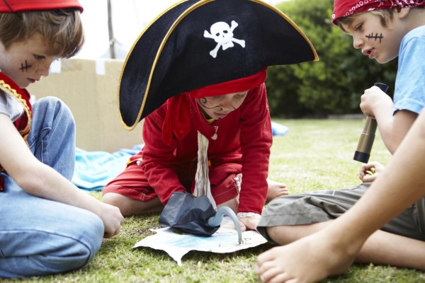Schatzkarte basteln – kreative Ideen für Ihre nächste Piratenparty kinder spielen piraten kostüme