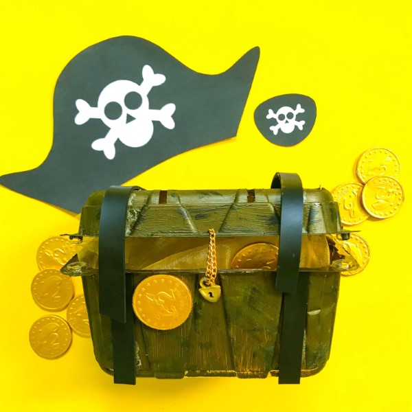 Schatzkiste basteln mit Kindern – lustige Ideen und Anleitung für Ihre Piratenparty gold münzen kunststoff recyceln