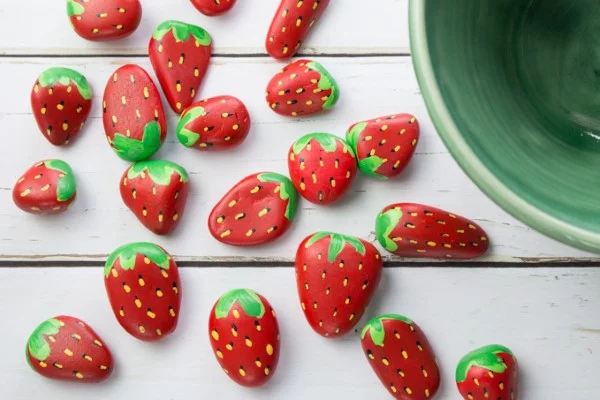Schnelle Bastelideen für den Sommer – kinderleichte Ideen zum Inspirieren und Nachmachen steine bemalen erdbeeren