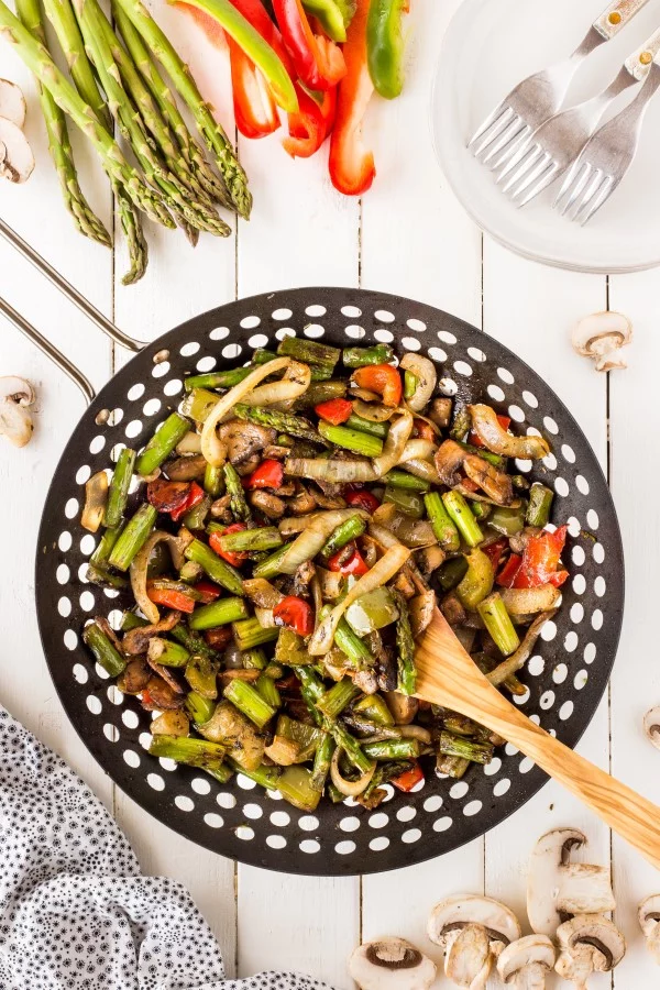 Sommerliche Salate zum Grillen und Genießen – köstliche und gesunde Rezeptideen grill wok ideen rezept