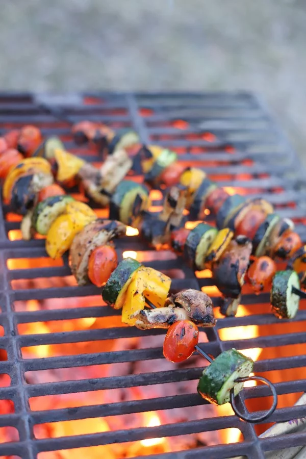 Sommerliche Salate zum Grillen und Genießen – köstliche und gesunde Rezeptideen kebab spieße grill feuer