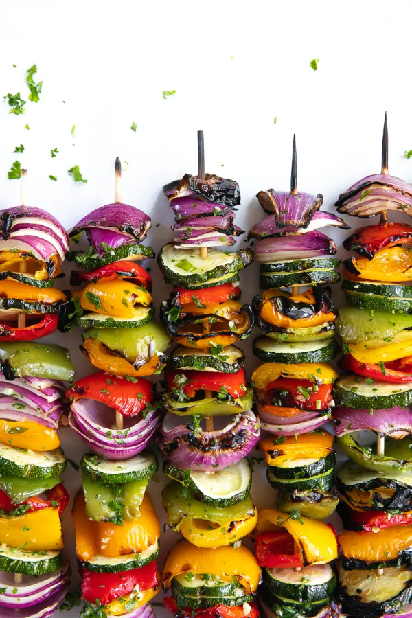Sommerliche Salate zum Grillen und Genießen – köstliche und gesunde Rezeptideen leckere spieße salat