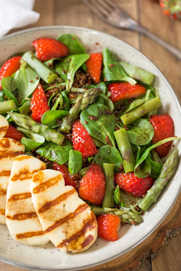 Sommerliche Salate zum Grillen und Genießen – köstliche und gesunde Rezeptideen salat erdbeeren spinat tofu
