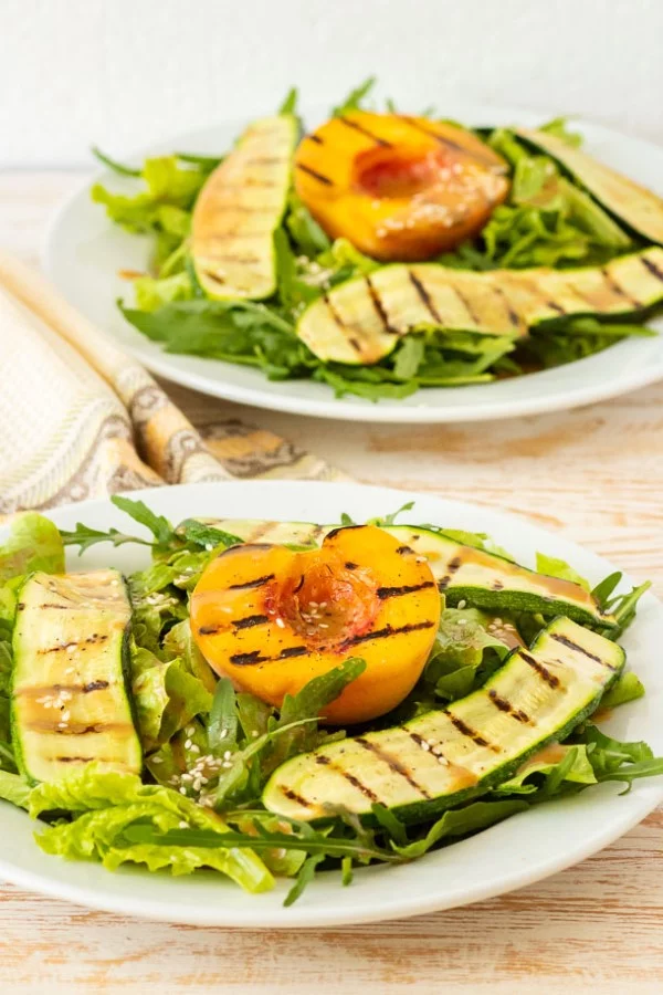 Sommerliche Salate zum Grillen und Genießen – köstliche und gesunde Rezeptideen salat mit pfirsiche grillen