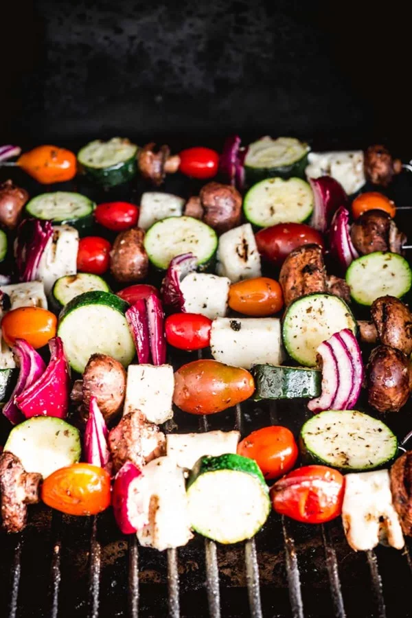 Sommerliche Salate zum Grillen und Genießen – köstliche und gesunde Rezeptideen spieße gemüse grillen
