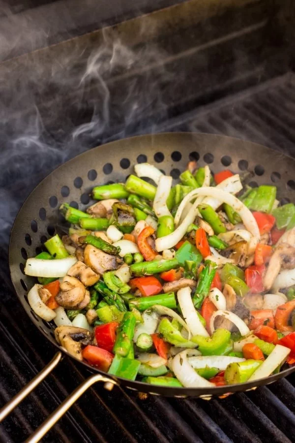 Sommerliche Salate zum Grillen und Genießen – köstliche und gesunde Rezeptideen wok grillen gemüse