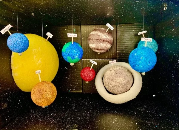Sonnensystem basteln – kinderleichte Ideen, Anleitung und Wissenswertes über die Planeten karton schachtel diy ideen