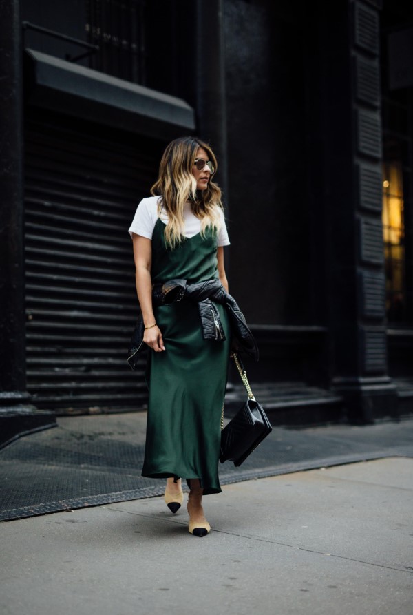 Spaghettiträger Kleid – so tragen Sie dieses trendige Sommerkleid richtig samt grün kleid t shirt