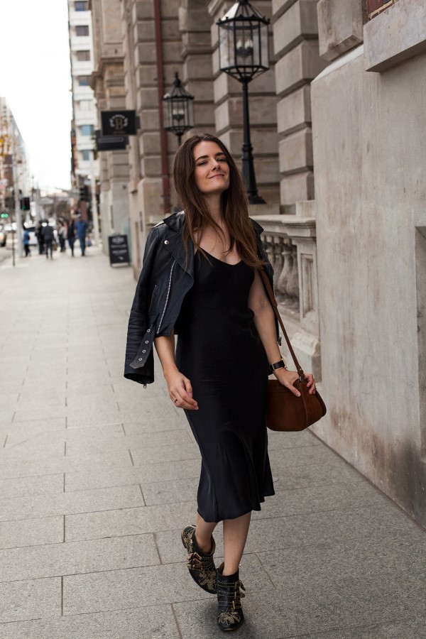 Spaghettiträger Kleid – so tragen Sie dieses trendige Sommerkleid richtig schwarzes kleid mit lederjacke