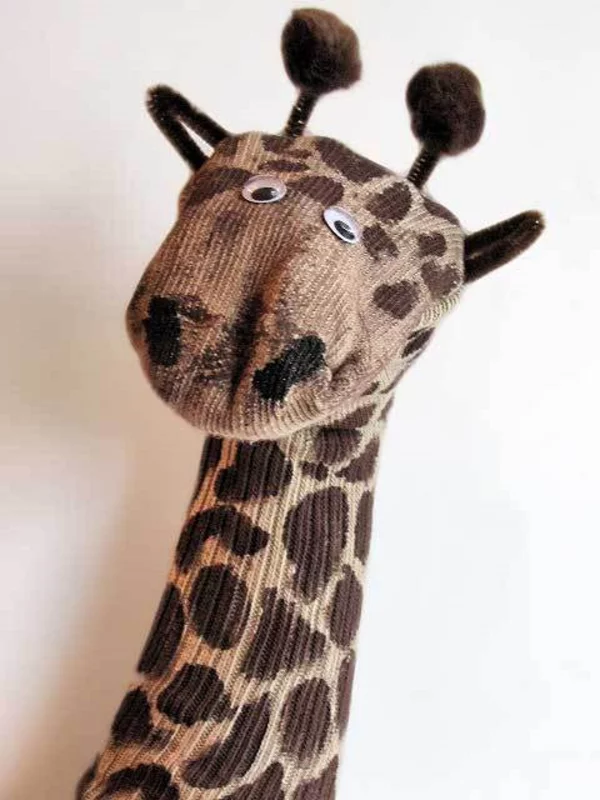 Spielzeug basteln mit Socken Giraffe