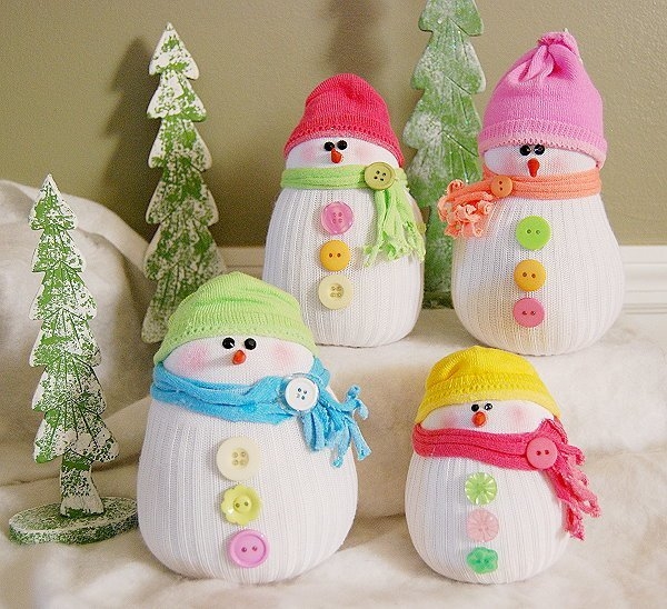 Spielzeug basteln mit Socken Weihnachtsdeko Schneemännchen