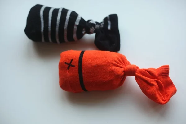 Spielzeug mit Socken basteln Katzenspielzeug Socken Fische