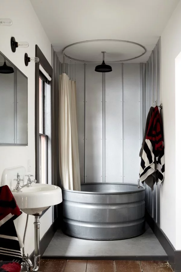Zinkwanne dekorieren – Ideen und Tipps für eine rustikale Gartendeko badewanne bade zimmer