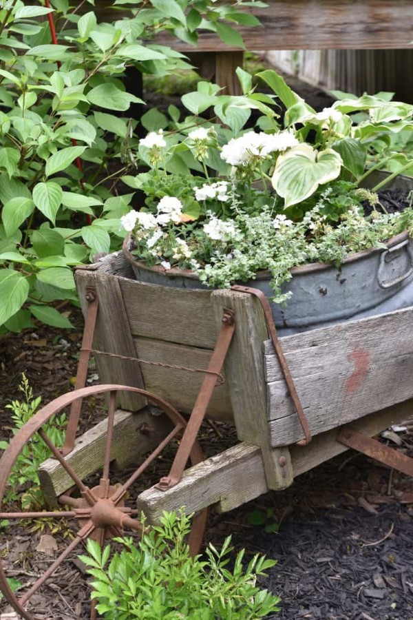 Zinkwanne dekorieren – Ideen und Tipps für eine rustikale Gartendeko hochbeet in wagen ideen