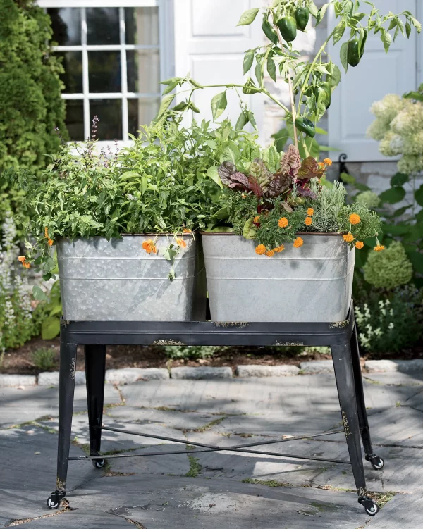 Zinkwanne dekorieren – Ideen und Tipps für eine rustikale Gartendeko hochbeet mit tisch wanne