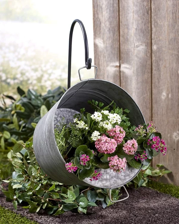 Zinkwanne dekorieren – Ideen und Tipps für eine rustikale Gartendeko hängende garten ideen