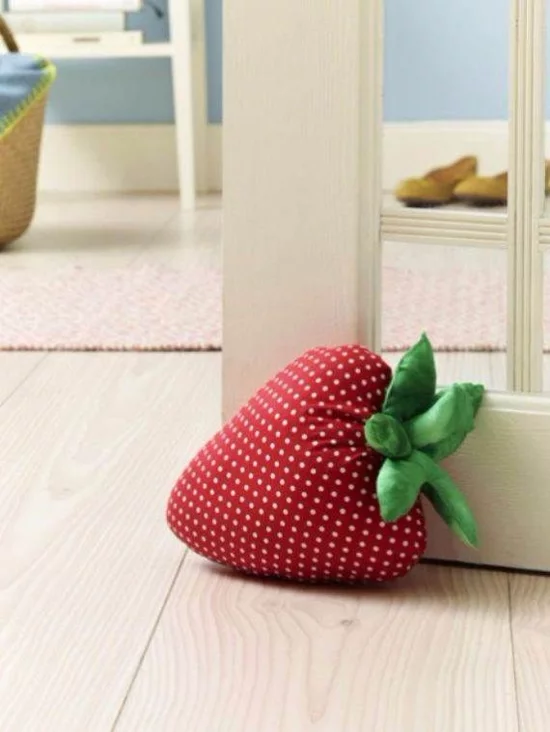 DIY Türstopper aus Stoff in Erdbeer-Form 