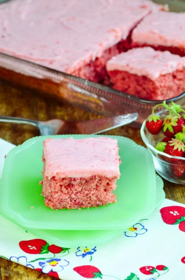 ein Stück Blechkuchen mit frischen Erdbeeren zubereitet 