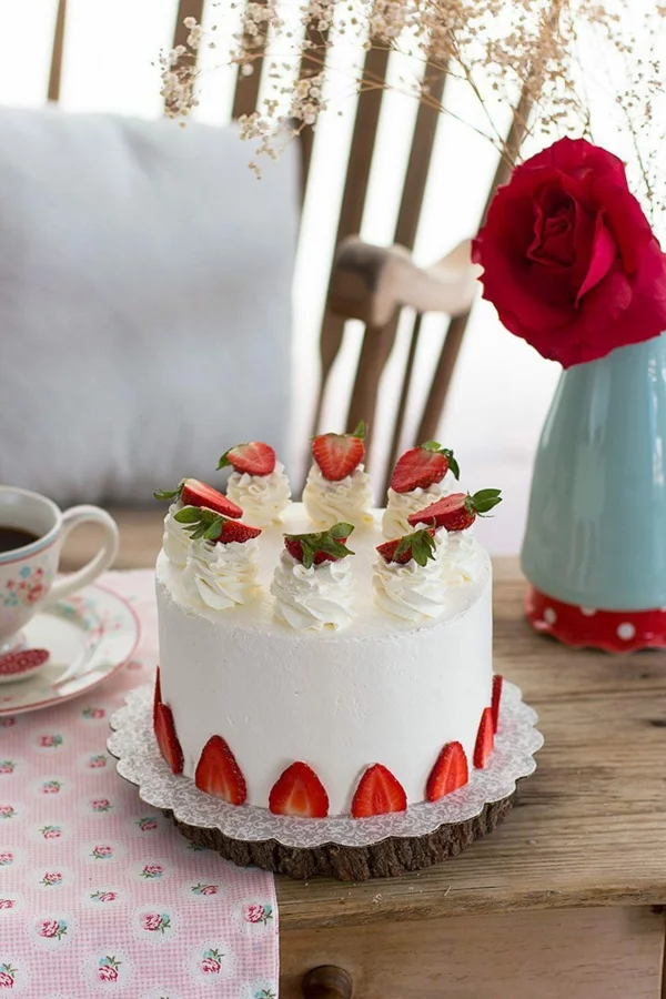 eleganter Geburtstagskuchen mit frischen Erdbeeren 