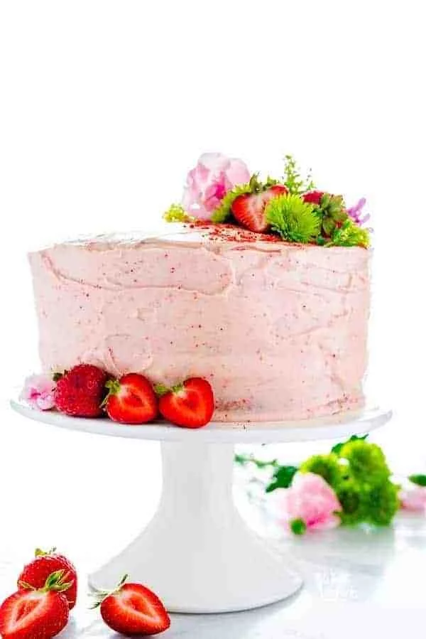 glutenfreier Geburtstagskuchen mit frischen Erdbeeren