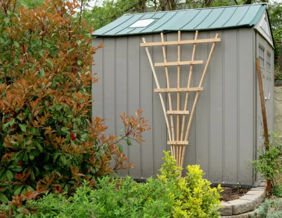 DIY Rankhilfe aus Holz am Gartenhäuschen 
