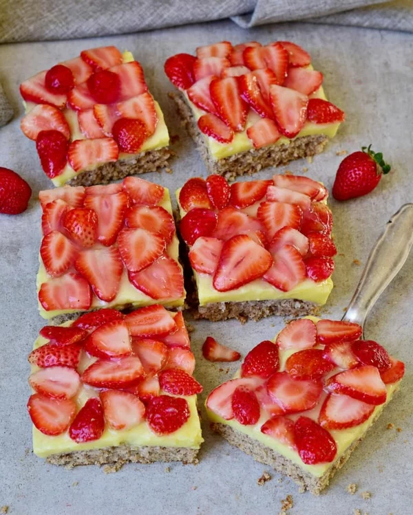 leckerer Blechkuchen mit Erdbeeren und Vanillepudding