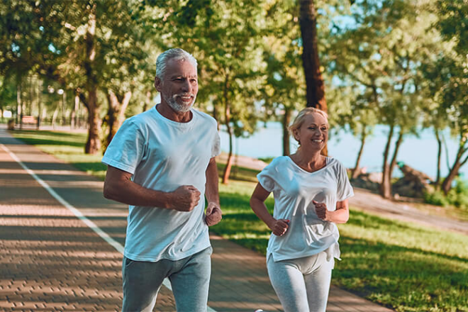 täglicher Spaziergang fit gesund in jedem Alter joggen Mann Frau gut trainiert