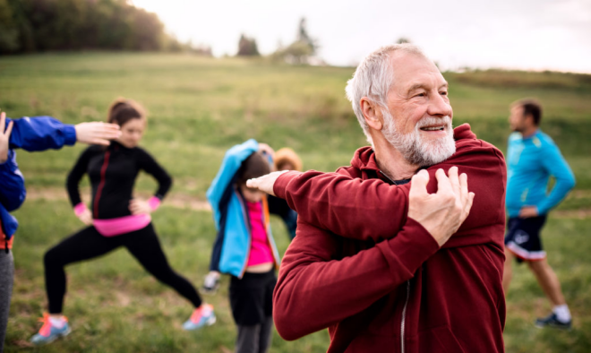 täglicher Spaziergang gut für Gesundheit im Alter in Kombination mit leichten Gymnastikübungen