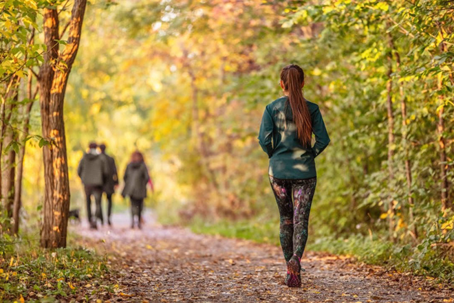 täglicher Spaziergang junge Frau im Park Freunde 10 000 Schritte täglich machen