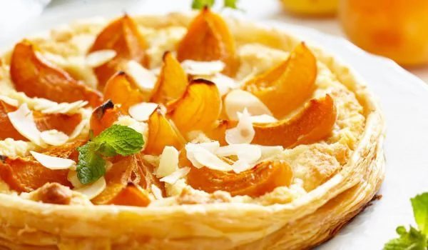 Aprikosenkuchen mit Schmand mit gehobelten Mandeln darauf richtiger Blickfang