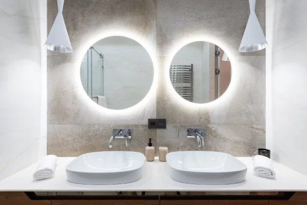 Badezimmerlampen – Kaufratgeber rund um die Beleuchtung moderne spiegel ideen licht