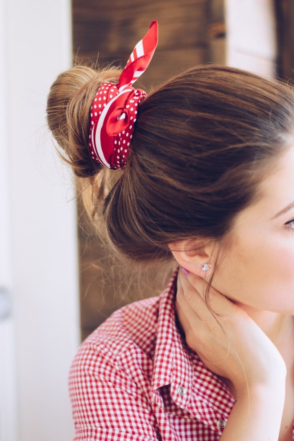 Bandana Frisuren für den Sommer – stilvolle Styling-Ideen für jede Haarlänge dutt roter tuch hübsch
