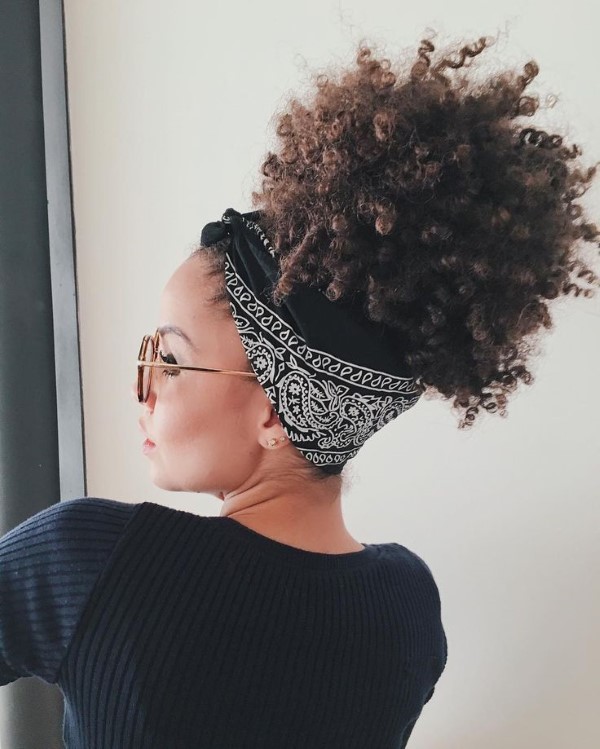 Bandana Frisuren für den Sommer – stilvolle Styling-Ideen für jede Haarlänge haarband schwarzer tuch