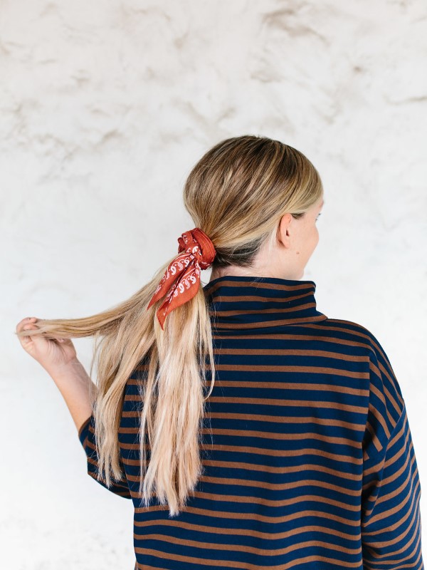 Bandana Frisuren für den Sommer – stilvolle Styling-Ideen für jede Haarlänge pferdeschwanz diy rot