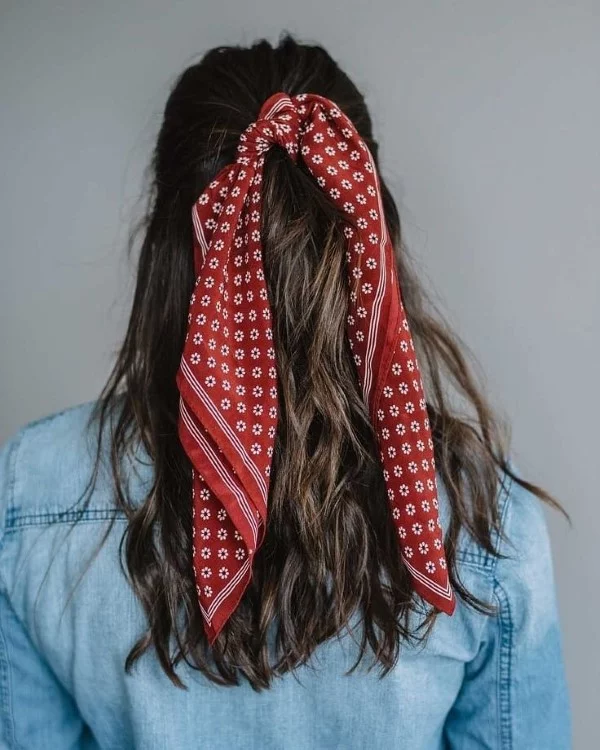 Bandana Frisuren für den Sommer – stilvolle Styling-Ideen für jede Haarlänge pferdeschwanz rot volumen