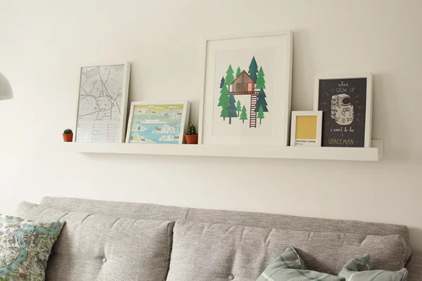 Bilderleiste dekorieren – Ideen und Tipps für eine kreative Wandgestaltung kleines regal weiß ideen